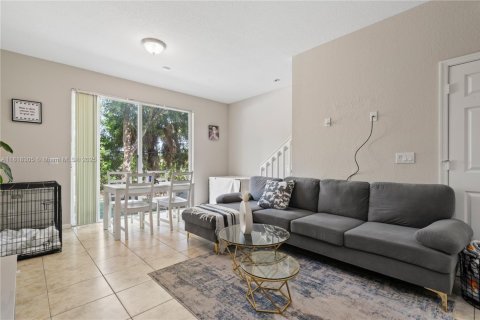 Townhouse in Lauderhill, Florida 2 bedrooms, 117.15 sq.m. № 1776342 - photo 3