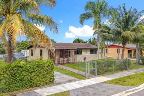 Villa ou maison à vendre à Florida City, Floride: 4 chambres, 110.74 m2 № 1966328 - photo 1