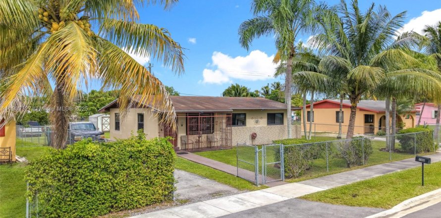 Villa ou maison à Florida City, Floride 4 chambres, 110.74 m2 № 1966328