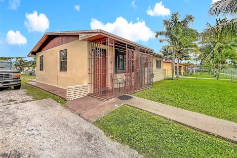 Villa ou maison à vendre à Florida City, Floride: 4 chambres, 110.74 m2 № 1966328 - photo 3