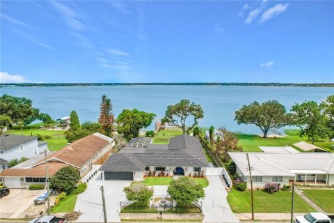 Casa en Auburndale, Florida 3 dormitorios, 324.04 m2 № 2129939
