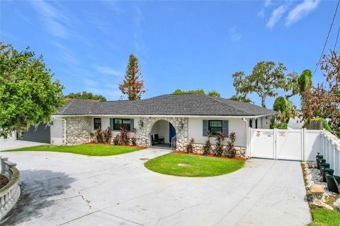 House in Auburndale, Florida 3 bedrooms, 324.04 sq.m. № 2129939 - photo 2