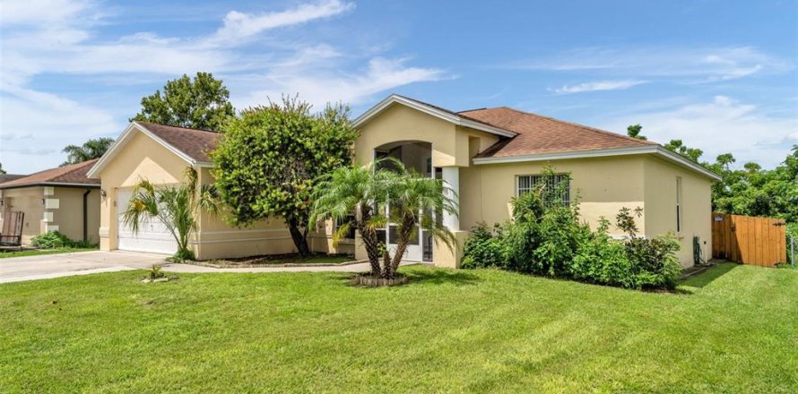 House in Lakeland, Florida 3 bedrooms, 174.66 sq.m. № 2296380