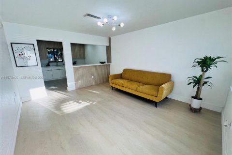 Дом в Майами-Гарденс, Флорида 3 спальни, 103.49м2 № 2036418