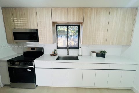 Купить виллу или дом в Майами-Гарденс, Флорида 3 спальни, 103.49м2, № 2036418 - фото 8