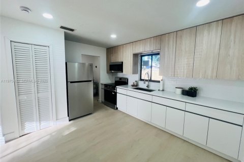 Купить виллу или дом в Майами-Гарденс, Флорида 3 спальни, 103.49м2, № 2036418 - фото 5