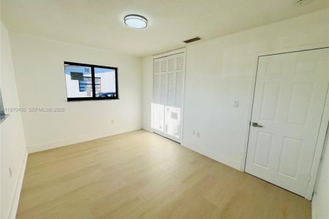 Купить виллу или дом в Майами-Гарденс, Флорида 3 спальни, 103.49м2, № 2036418 - фото 11