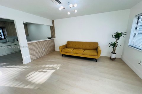 Купить виллу или дом в Майами-Гарденс, Флорида 3 спальни, 103.49м2, № 2036418 - фото 2