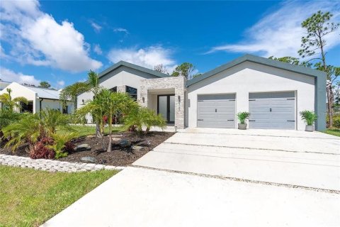 House in Port Charlotte, Florida 3 bedrooms, 168.06 sq.m. № 2330547