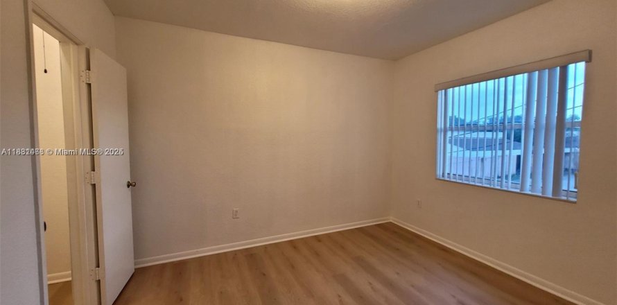 Condominio en Miami, Florida, 4 dormitorios № 2077250