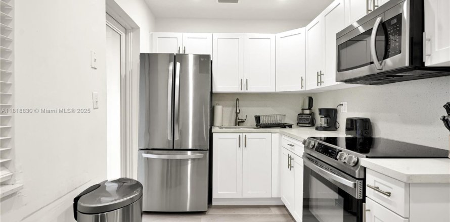 House in Miami, Florida 2 bedrooms, 148.64 sq.m. № 1934371