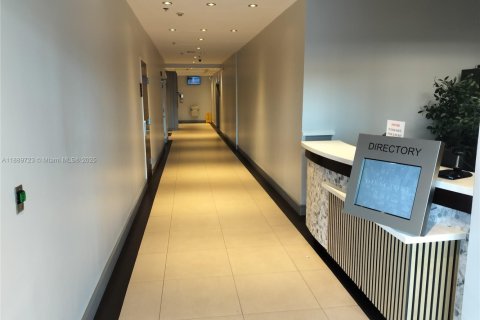 Commercial property in North Miami, Florida № 1938956 - photo 14