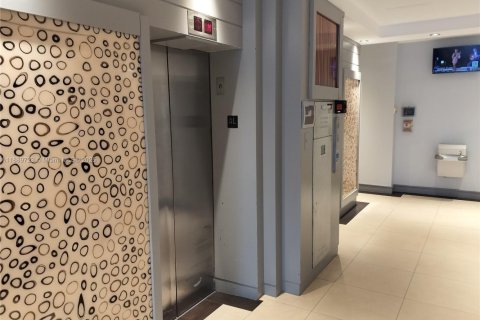 Commercial property in North Miami, Florida № 1938956 - photo 12