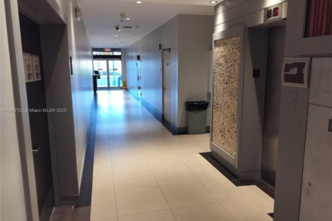 Commercial property in North Miami, Florida № 1938956 - photo 11