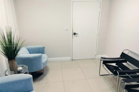 Commercial property in North Miami, Florida № 1938956 - photo 4