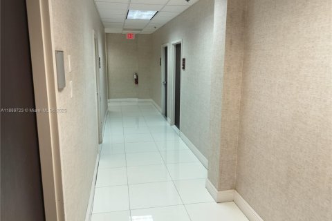 Commercial property in North Miami, Florida № 1938956 - photo 9