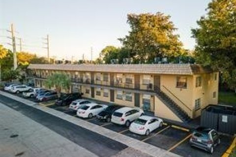 Снять в аренду квартиру в Форт-Лодердейл, Флорида 1 спальня, 785.3м2, № 1116711 - фото 1