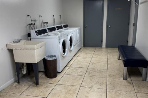 Condo in Hollywood, Florida, 2 bedrooms № 1959819 - photo 24