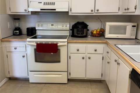 Condo in Hollywood, Florida, 2 bedrooms № 1959819 - photo 5