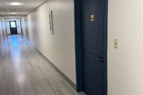 Condo in Hollywood, Florida, 2 bedrooms № 1959819 - photo 25