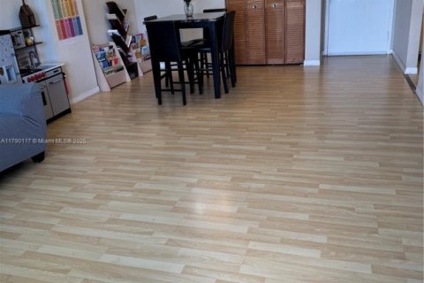 Condo in Hollywood, Florida, 2 bedrooms № 1959819 - photo 11