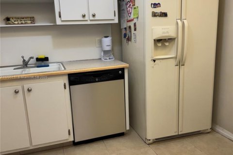 Condo in Hollywood, Florida, 2 bedrooms № 1959819 - photo 3