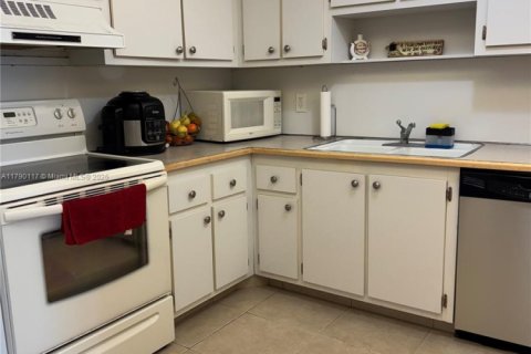 Condo in Hollywood, Florida, 2 bedrooms № 1959819 - photo 4