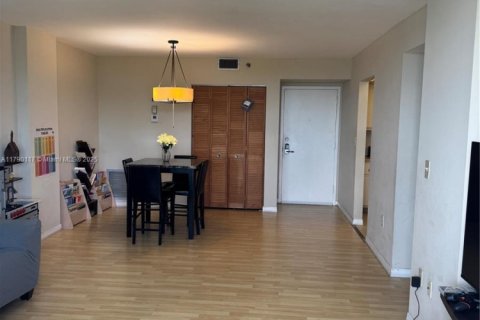 Condo in Hollywood, Florida, 2 bedrooms № 1959819 - photo 12