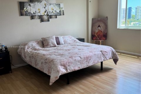 Condo in Hollywood, Florida, 2 bedrooms № 1959819 - photo 16