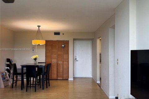 Condo in Hollywood, Florida, 2 bedrooms № 1959819 - photo 13