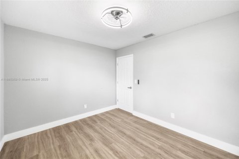 Casa en venta en Lauderhill, Florida, 3 dormitorios, 169.27 m2 № 1933927 - foto 16