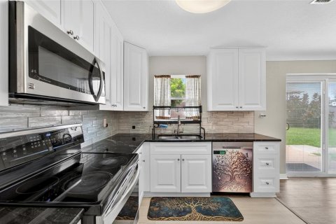 House in Saint Petersburg, Florida 3 bedrooms, 121.14 sq.m. № 1838080 - photo 12