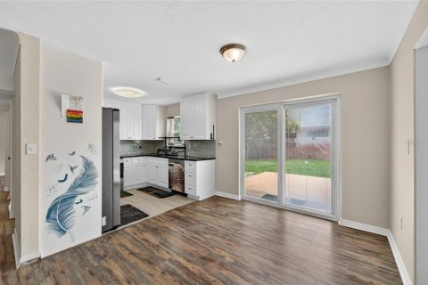 House in Saint Petersburg, Florida 3 bedrooms, 121.14 sq.m. № 1838080 - photo 8