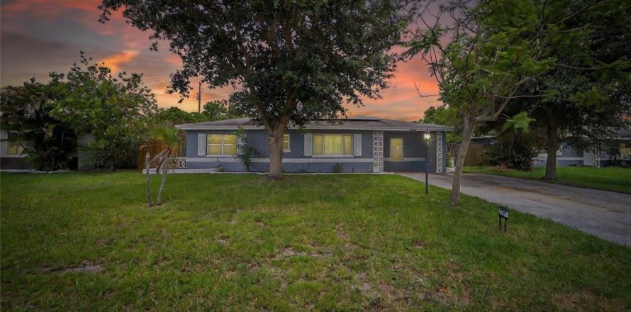 House in Saint Petersburg, Florida 3 bedrooms, 121.14 sq.m. № 1838080