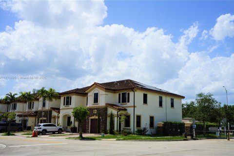 Townhouse in Hialeah, Florida 4 bedrooms, 172.98 sq.m. № 1748611 - photo 2