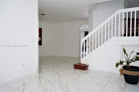 Townhouse in Hialeah, Florida 4 bedrooms, 172.98 sq.m. № 1748611 - photo 6