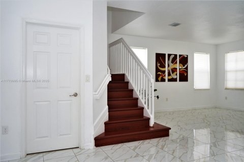 Townhouse in Hialeah, Florida 4 bedrooms, 172.98 sq.m. № 1748611 - photo 5