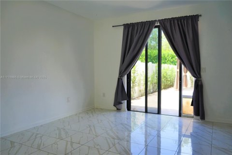 Townhouse in Hialeah, Florida 4 bedrooms, 172.98 sq.m. № 1748611 - photo 11