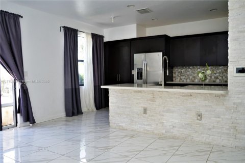 Townhouse in Hialeah, Florida 4 bedrooms, 172.98 sq.m. № 1748611 - photo 8
