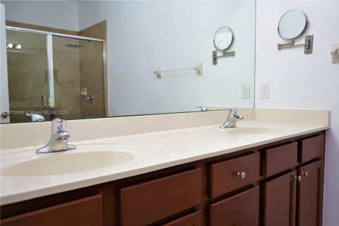 Townhouse in Hialeah, Florida 4 bedrooms, 172.98 sq.m. № 1748611 - photo 18