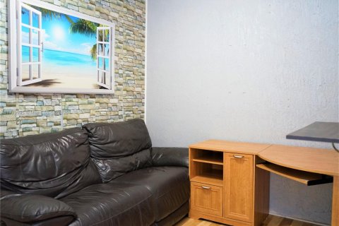 Townhouse in Hialeah, Florida 4 bedrooms, 172.98 sq.m. № 1748611 - photo 13