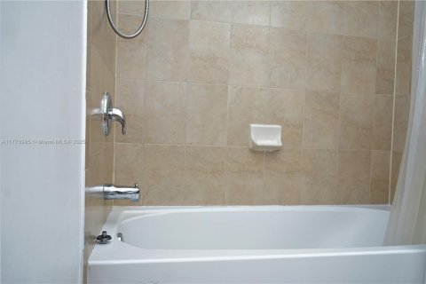Townhouse in Hialeah, Florida 4 bedrooms, 172.98 sq.m. № 1748611 - photo 22