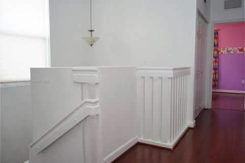 Townhouse in Hialeah, Florida 4 bedrooms, 172.98 sq.m. № 1748611 - photo 16