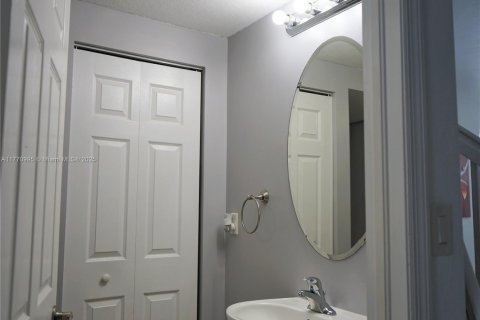 Townhouse in Hialeah, Florida 4 bedrooms, 172.98 sq.m. № 1748611 - photo 7