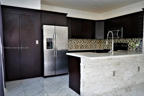 Townhouse in Hialeah, Florida 4 bedrooms, 172.98 sq.m. № 1748611 - photo 9