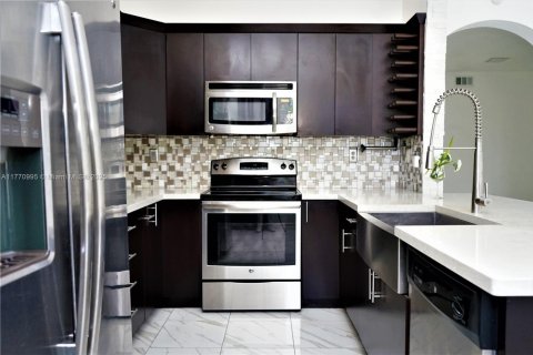 Townhouse in Hialeah, Florida 4 bedrooms, 172.98 sq.m. № 1748611 - photo 10