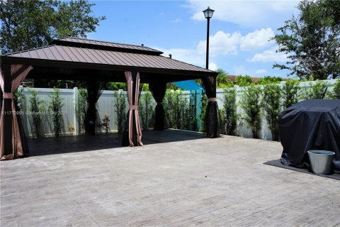 Townhouse in Hialeah, Florida 4 bedrooms, 172.98 sq.m. № 1748611 - photo 12