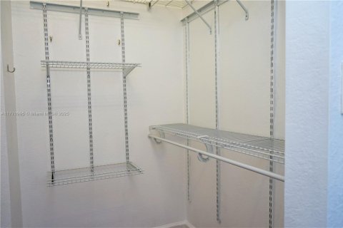 Townhouse in Hialeah, Florida 4 bedrooms, 172.98 sq.m. № 1748611 - photo 14