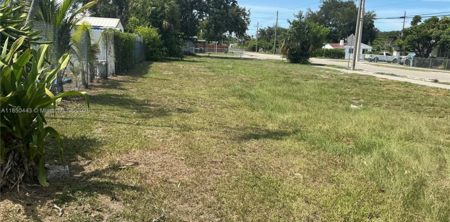 Land in Miami, Florida № 2077307