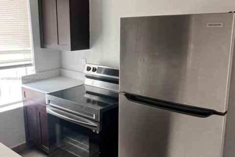 Apartamento en alquiler en Miami, Florida, 1 dormitorio, 346.62 m2 № 1954411 - foto 1